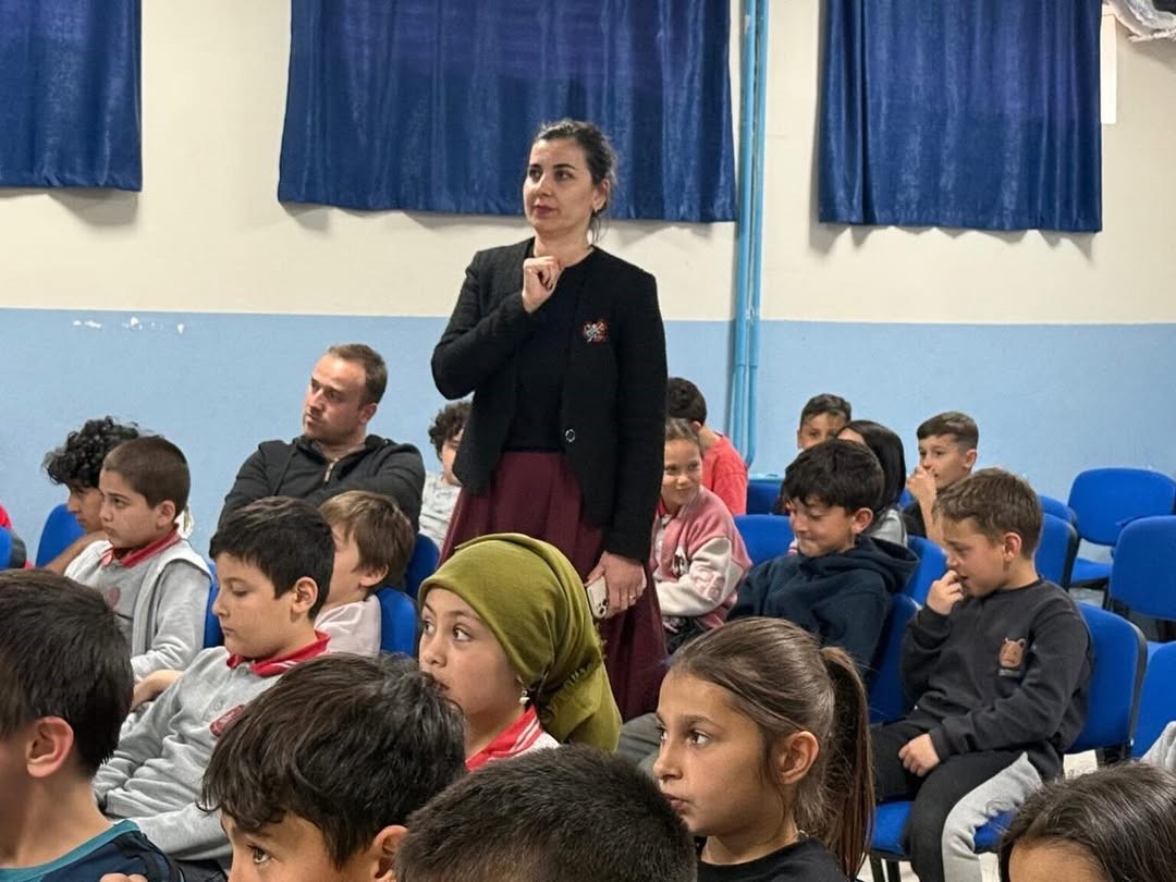 &Uuml;niversite &ouml;ğrencileri miniklere trafik bilinci aşıladı
