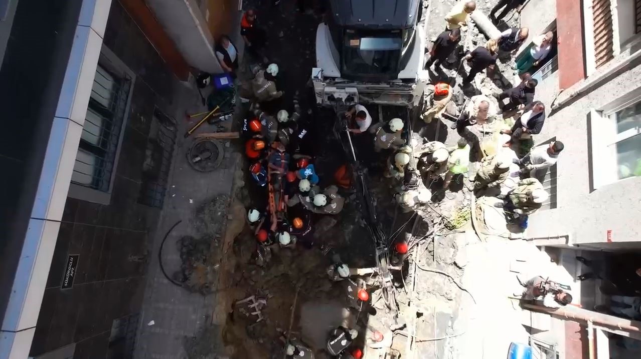 Bayrampaşa&rsquo;da kanalizasyon &ccedil;alışmasında g&ouml;&ccedil;&uuml;k: 1 iş&ccedil;i kurtarıldı
