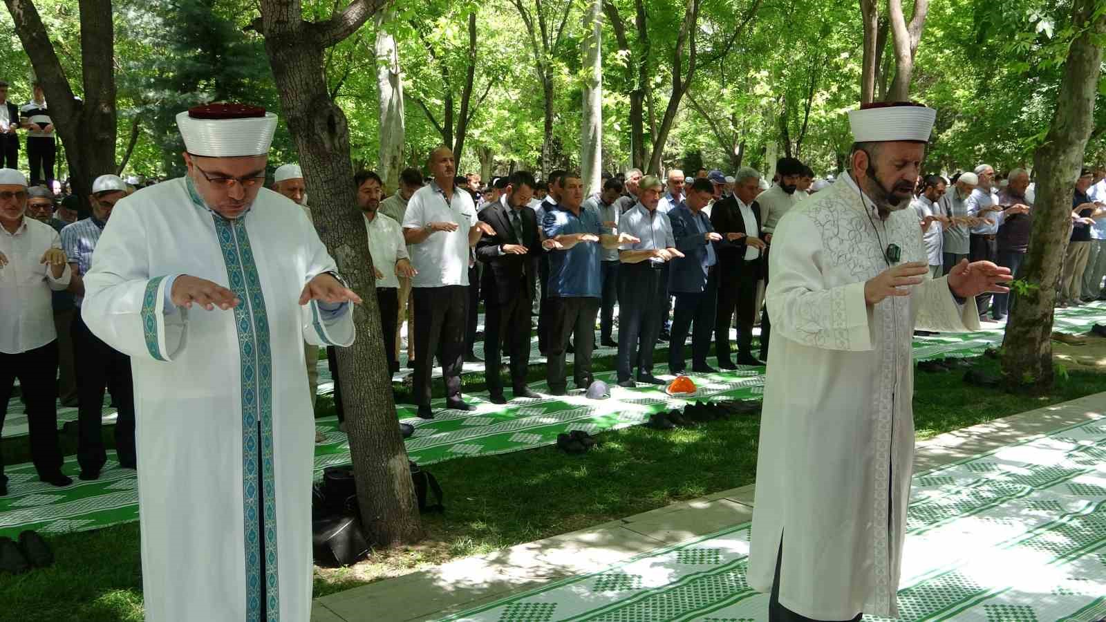 Konya’da Namazgah’ta eller yağmur için semaya kalktı