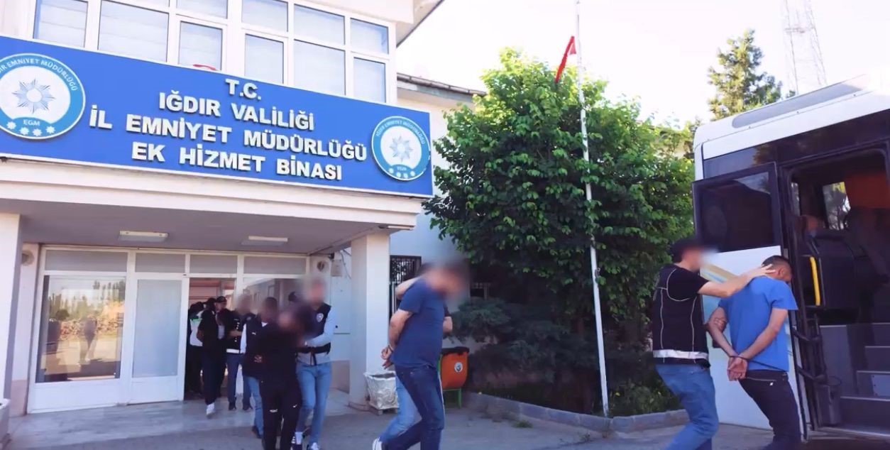 Iğdır&rsquo;da uyuşturucu operasyonu: 10 ş&uuml;pheli tutuklandı
