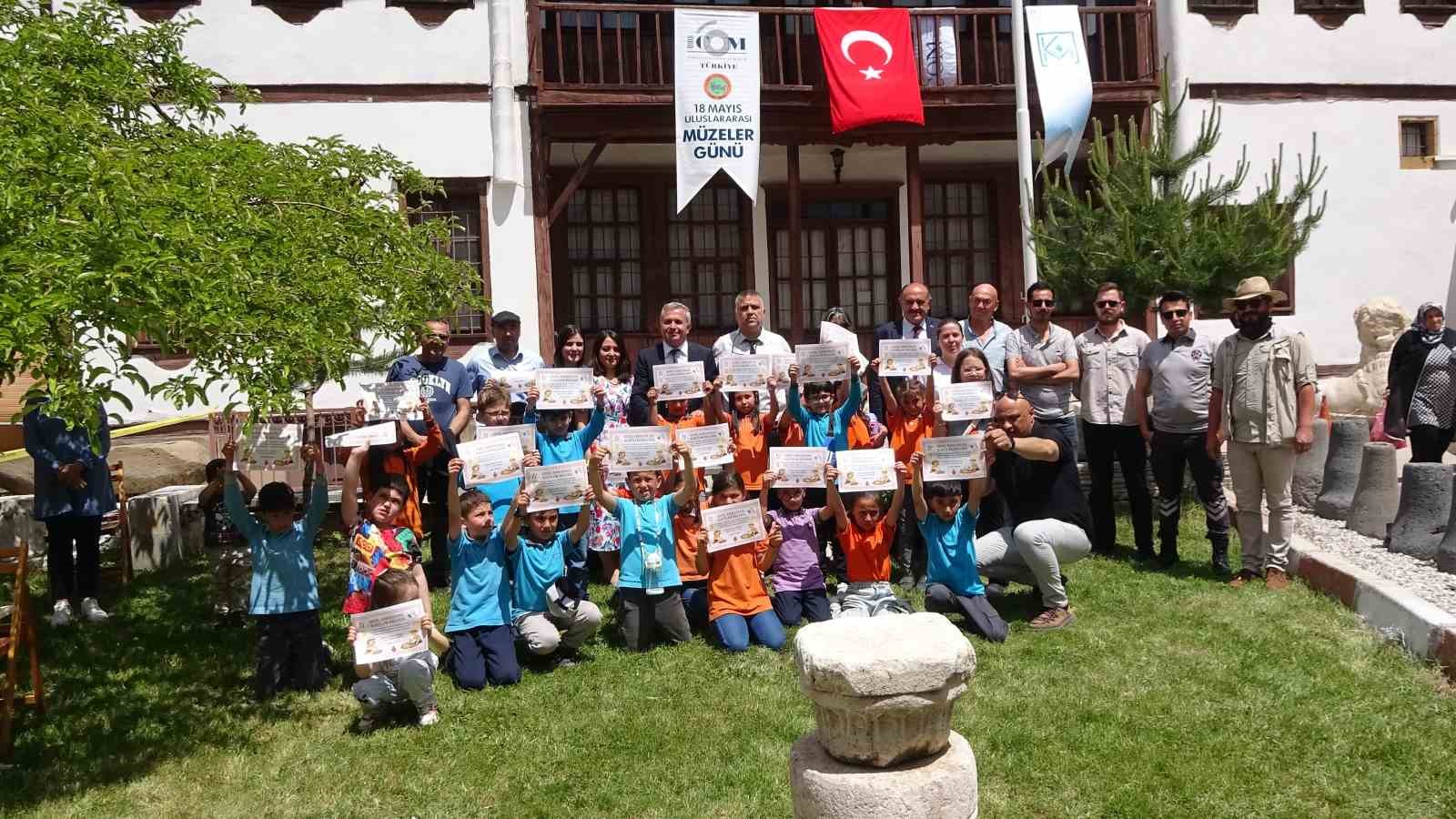 Geleceğin arkeologları olan minikler, Yozgat Müzesi’nde örnek kazı yaptı