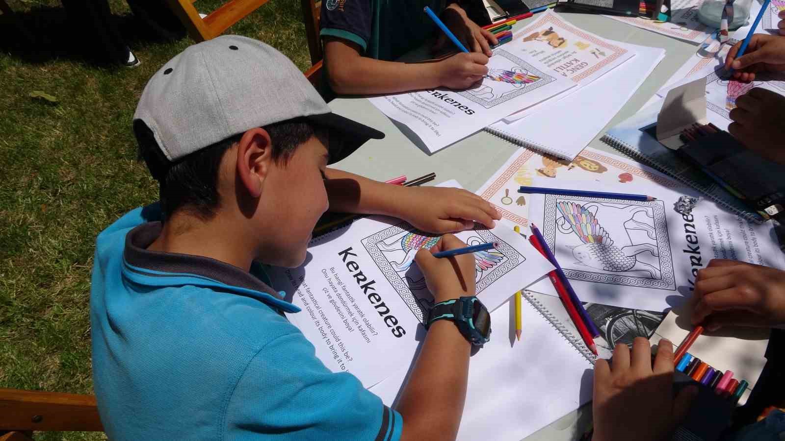 Geleceğin arkeologları olan minikler, Yozgat M&uuml;zesi&rsquo;nde &ouml;rnek kazı yaptı
