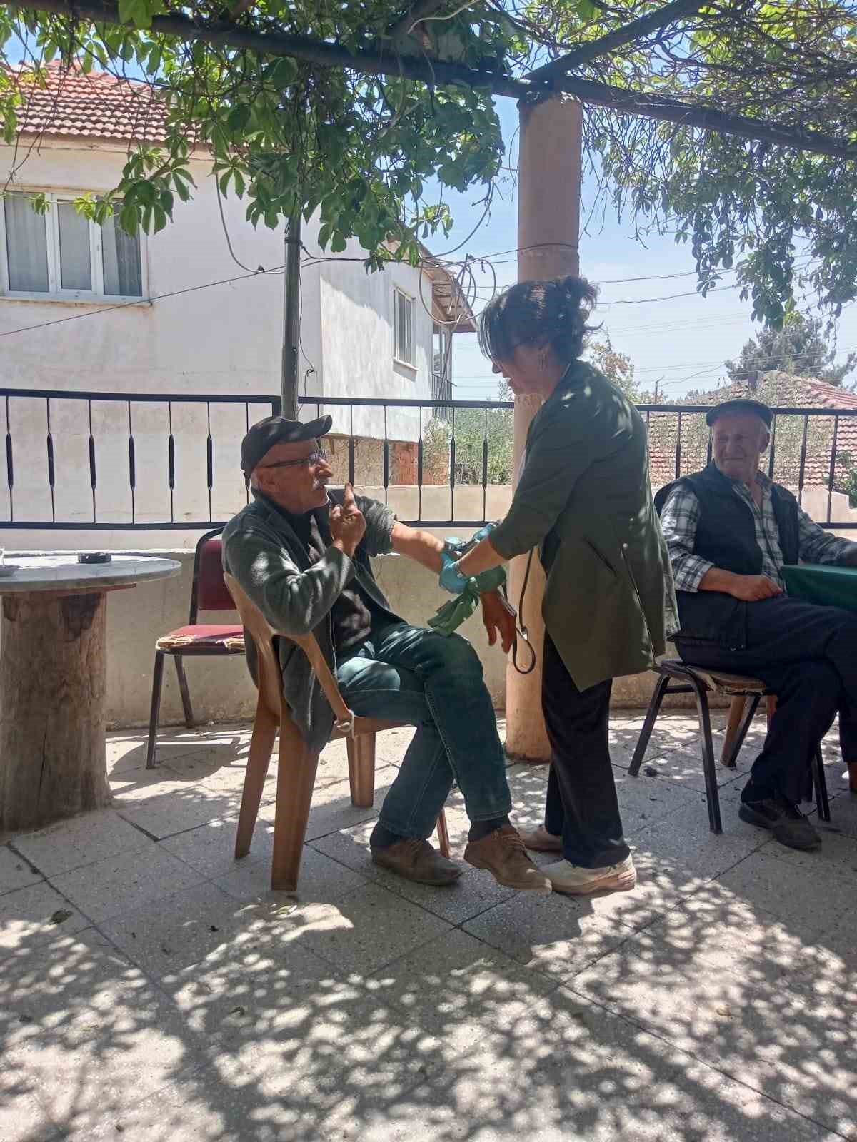 Farkındalık i&ccedil;in sokak sokak gezip tansiyon ve şeker &ouml;l&ccedil;&uuml;m&uuml; yapıldı
