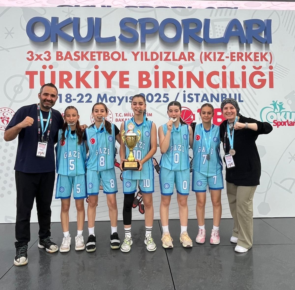 Ahmetli Gazi Ortaokulu&rsquo;nun Yıldız Kızları T&uuml;rkiye ikincisi oldu
