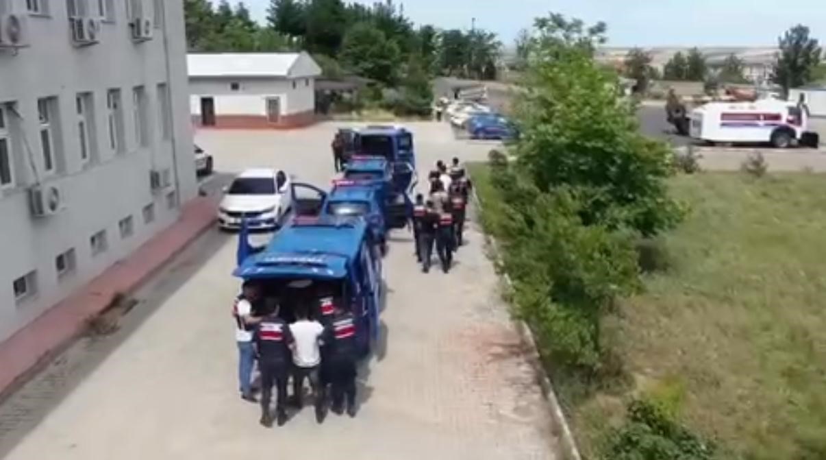 Sosyal medyada boş elektronik sigara kutularını dolu gibi g&ouml;sterip dolandırıcılık yapan 2 kişi tutuklandı
