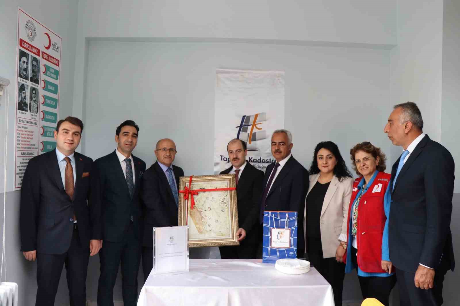 İl&ccedil;eye modern k&uuml;t&uuml;phane yapıldı
