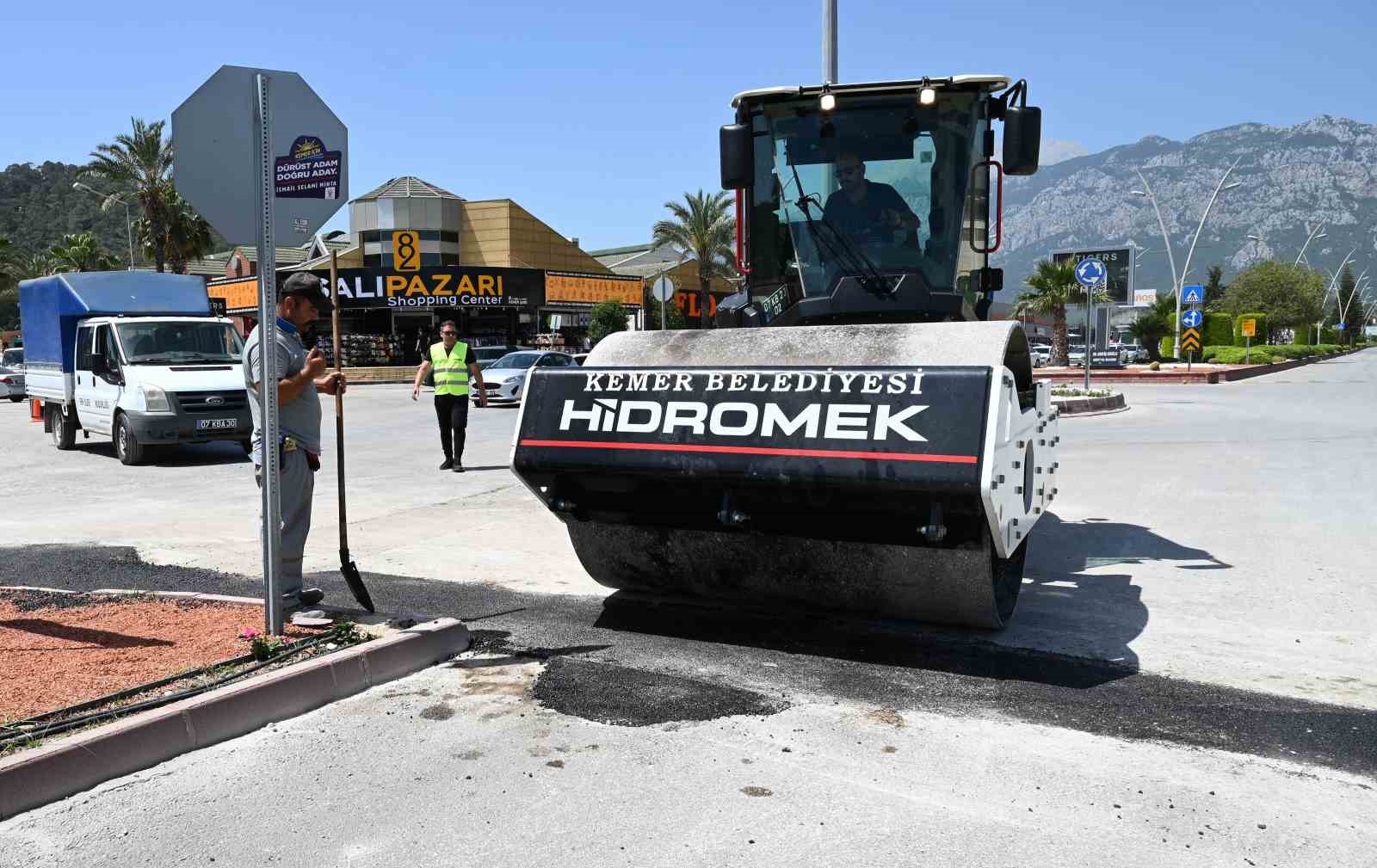 Elektrik altyapısı yenilenen Kemer’de yollar asfaltlanıyor