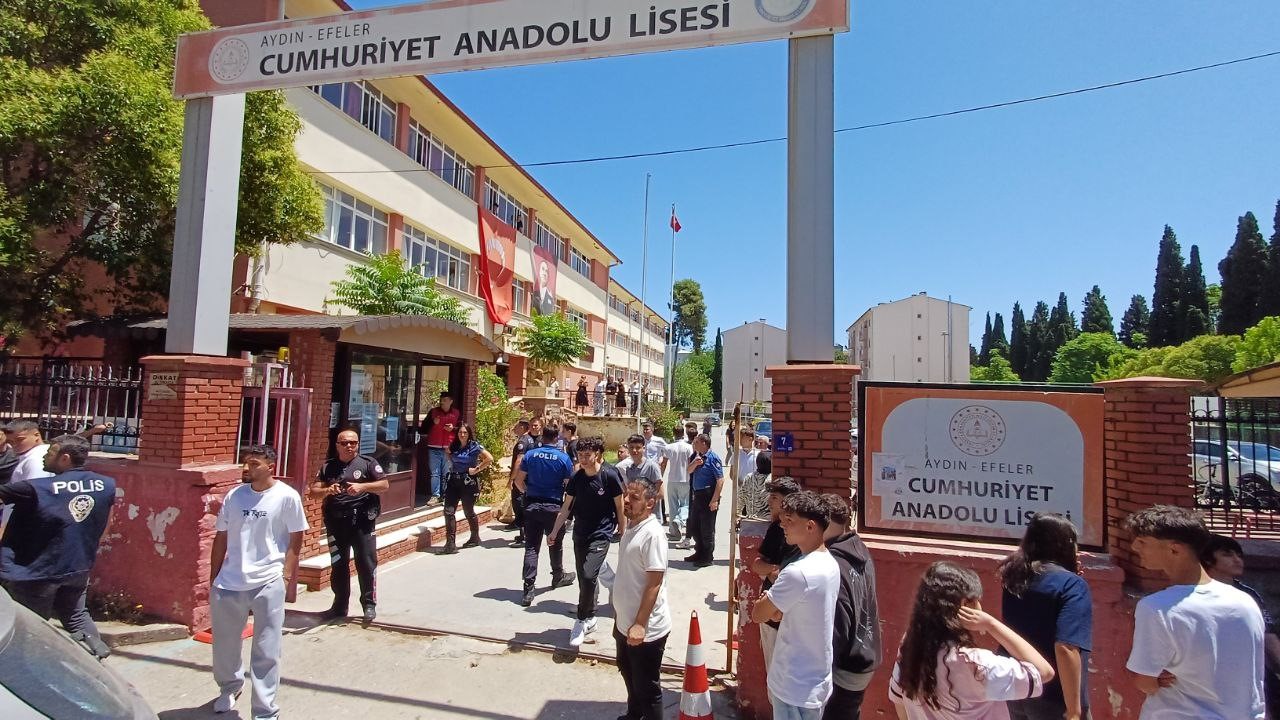 Lise &ouml;n&uuml;nde &ouml;ğretmen ve kurye kavgası
