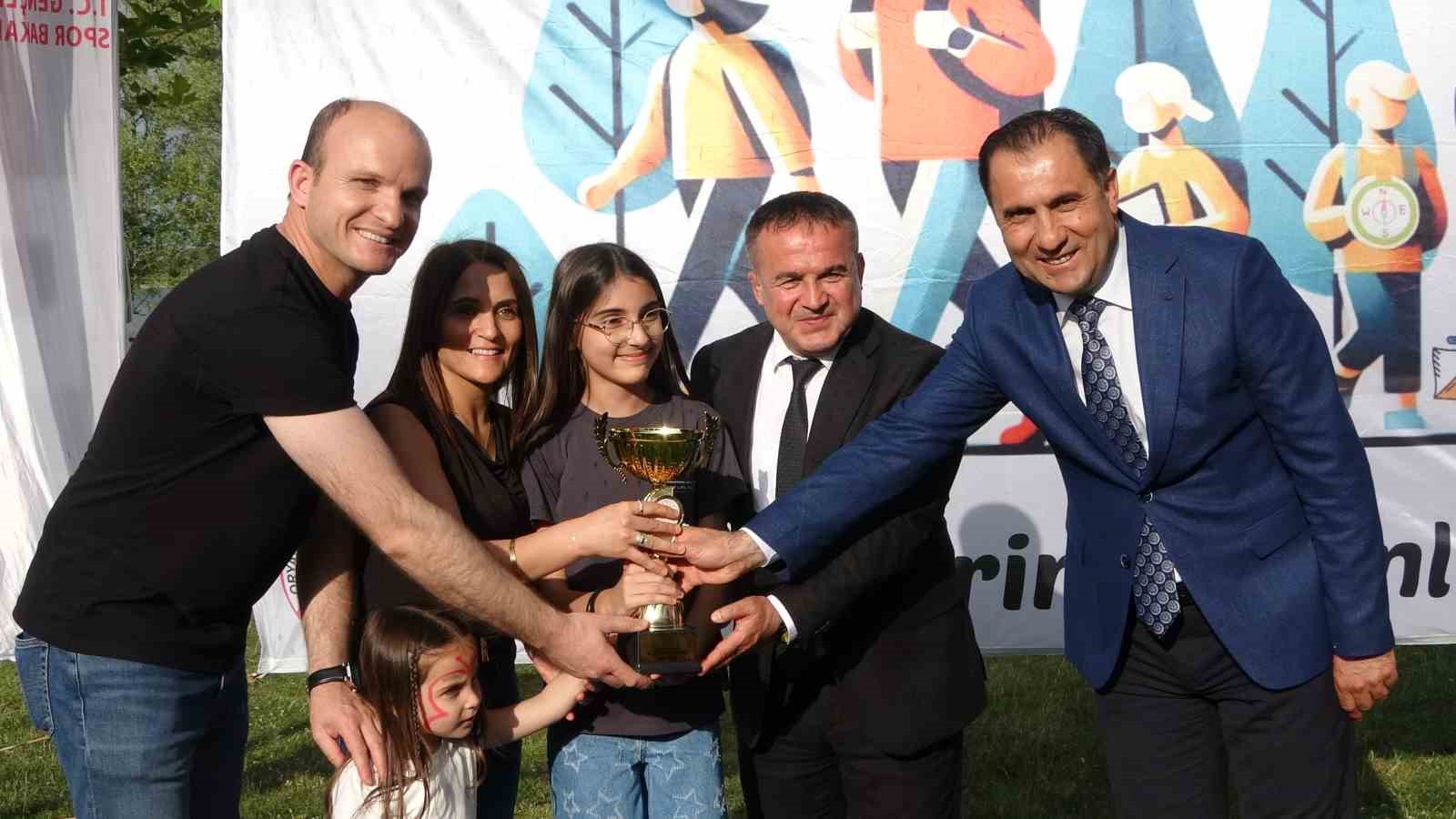 Terör gazisi Halil Er, oryantiring yarışmasında kızıyla birinci oldu