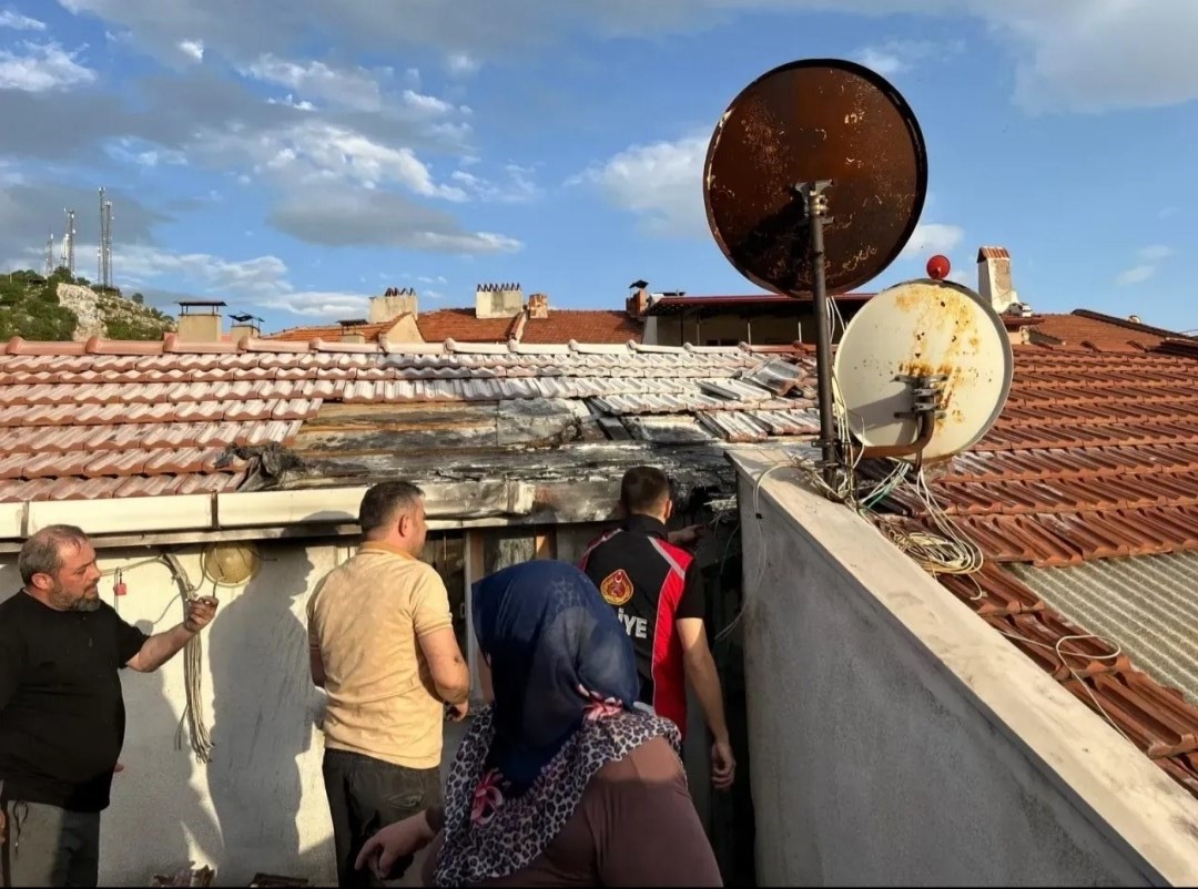 Emet’te çatı yangını
