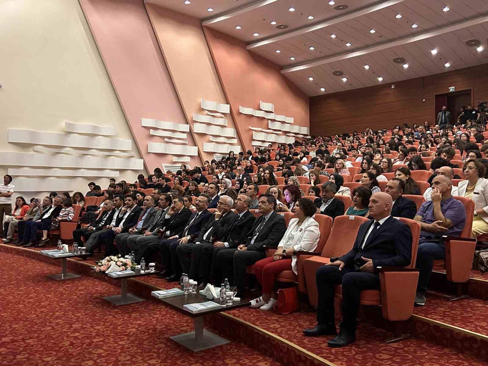 Eskişehir Geleceğin Sesi Sempozyumu’nda yapay zeka teknolojisi değerlendirildi
