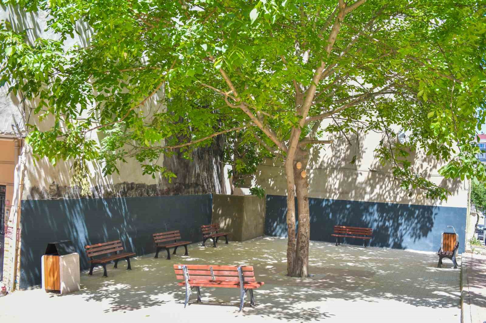 Esenyurt Belediyesi&rsquo;nden mahallelere yeni nefes: Atıl alanlar yeşil dinlenme noktalarına d&ouml;n&uuml;ş&uuml;yor
