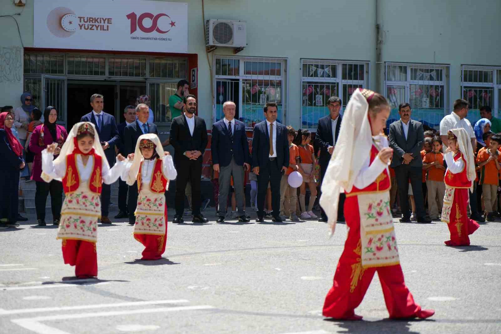 Üniversiteli staj öğrencileri ilkokula drama sınıfı kazandırdı