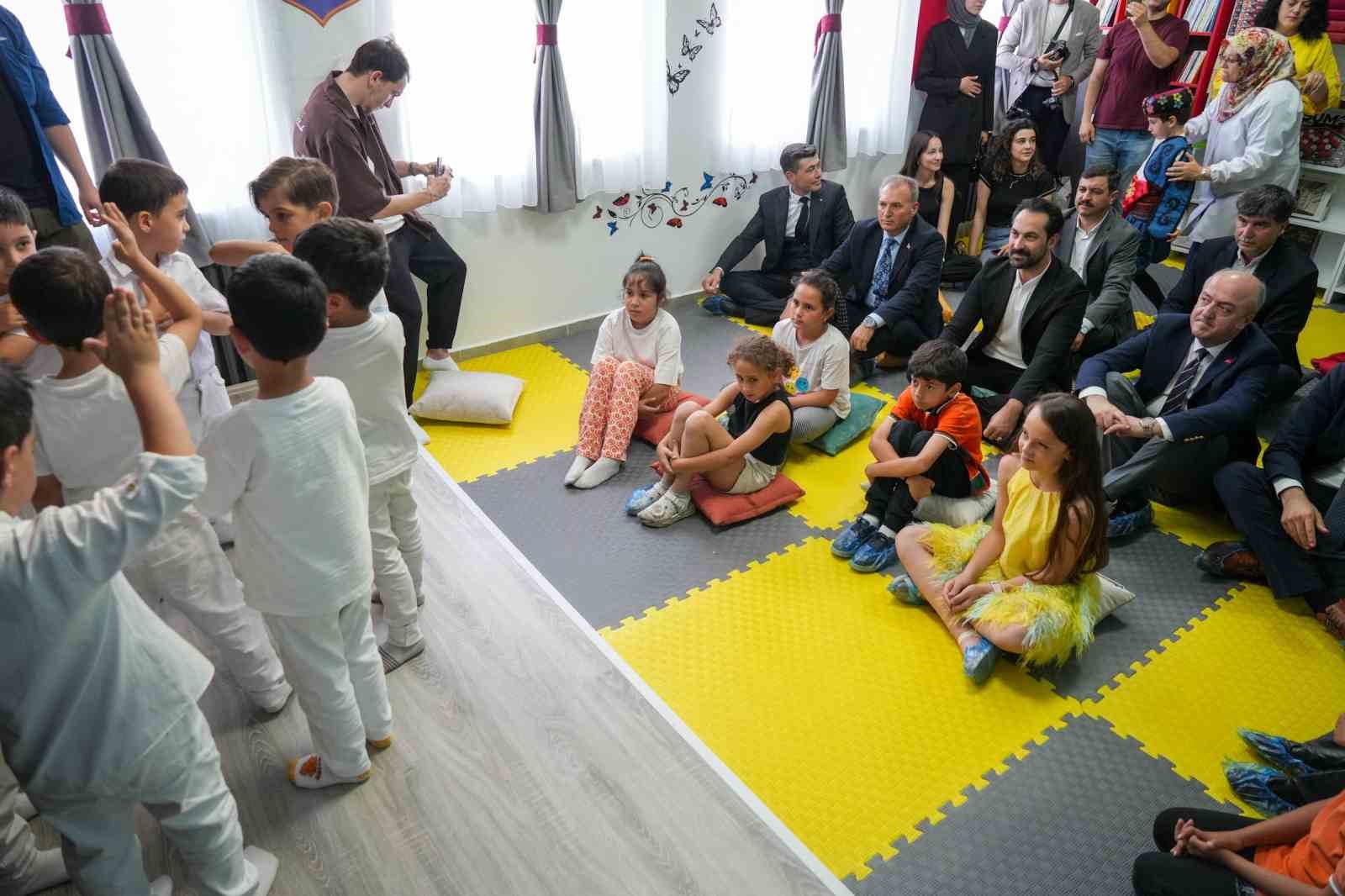 &Uuml;niversiteli staj &ouml;ğrencileri ilkokula drama sınıfı kazandırdı
