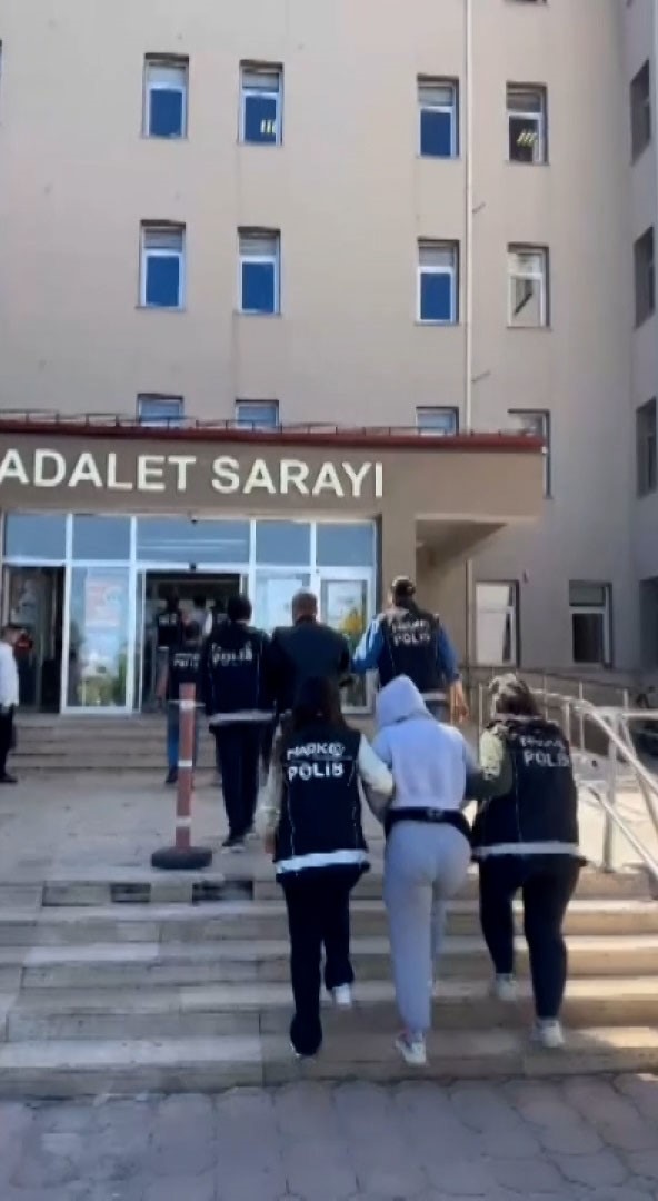 Sivas&rsquo;ta 13 bin 821 sentetik ecza hap ele ge&ccedil;irildi: 3 tutuklama
