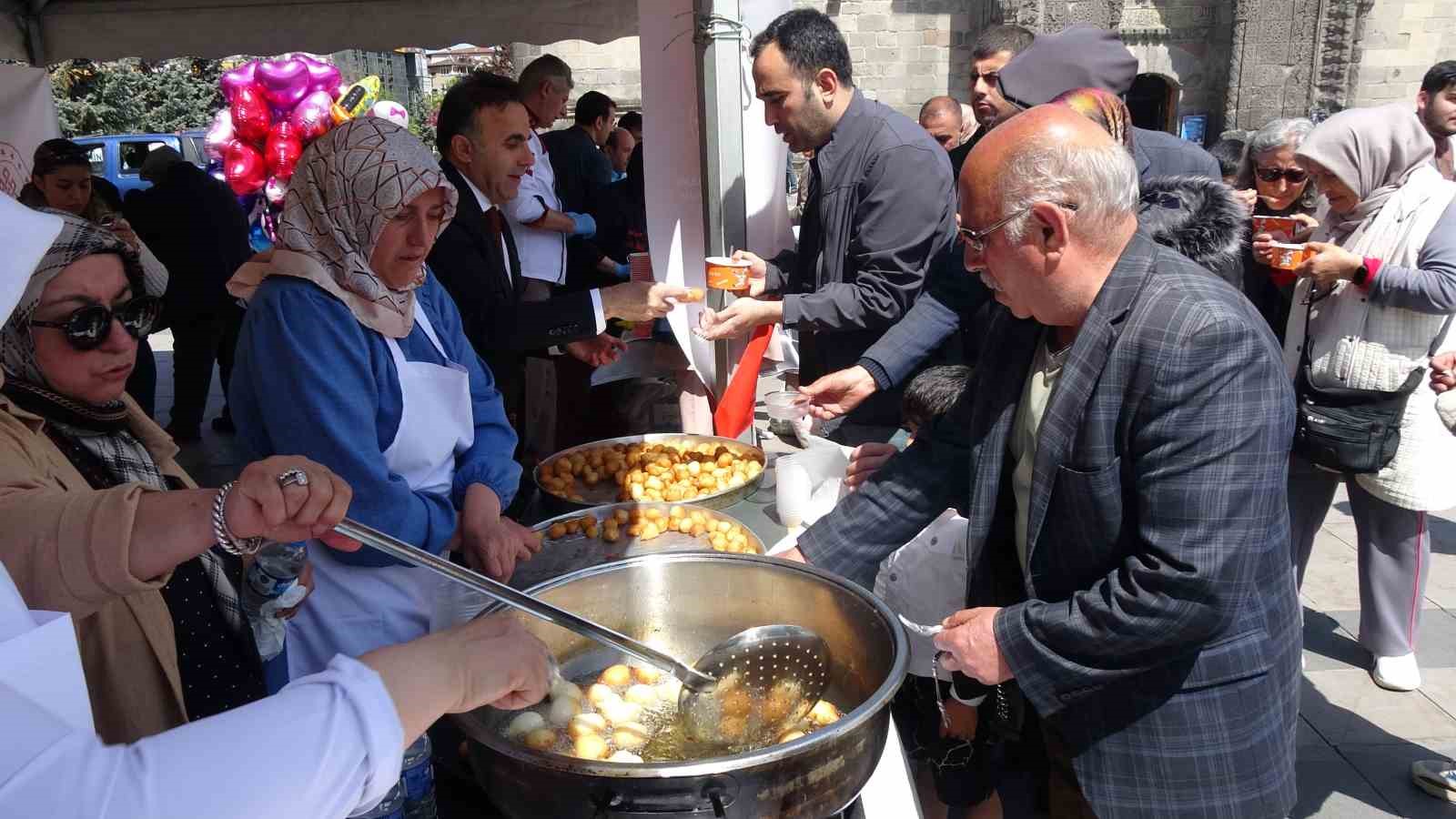 Vatandaşa Erzurum Bulgur Çorbası ve Kaz Lokması ikramı

