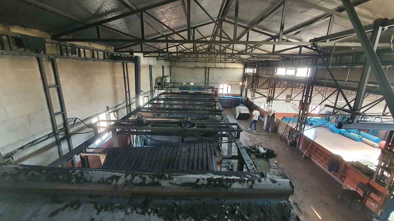 Demirci&rsquo;de y&uuml;n halı dokuma fabrikasında yangın &ccedil;ıktı
