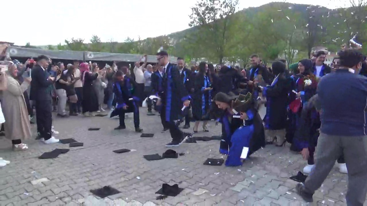 Mudurnu’da 26. dönem mezunları diplomalarını coşkuyla aldı
