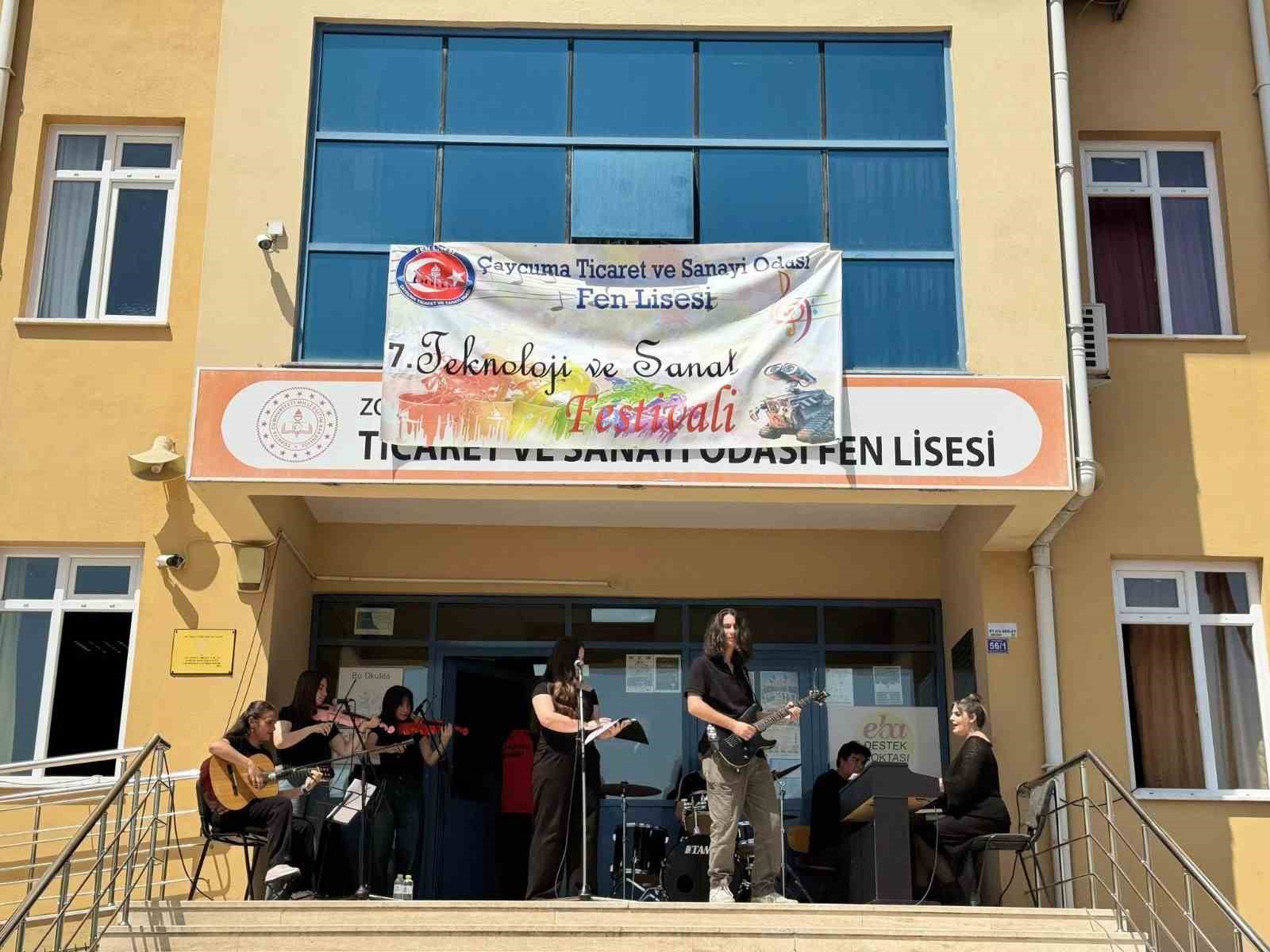 &Ccedil;aycuma TSO Fen Lisesi&rsquo;nde teknoloji ve sanat r&uuml;zg&acirc;rı esti
