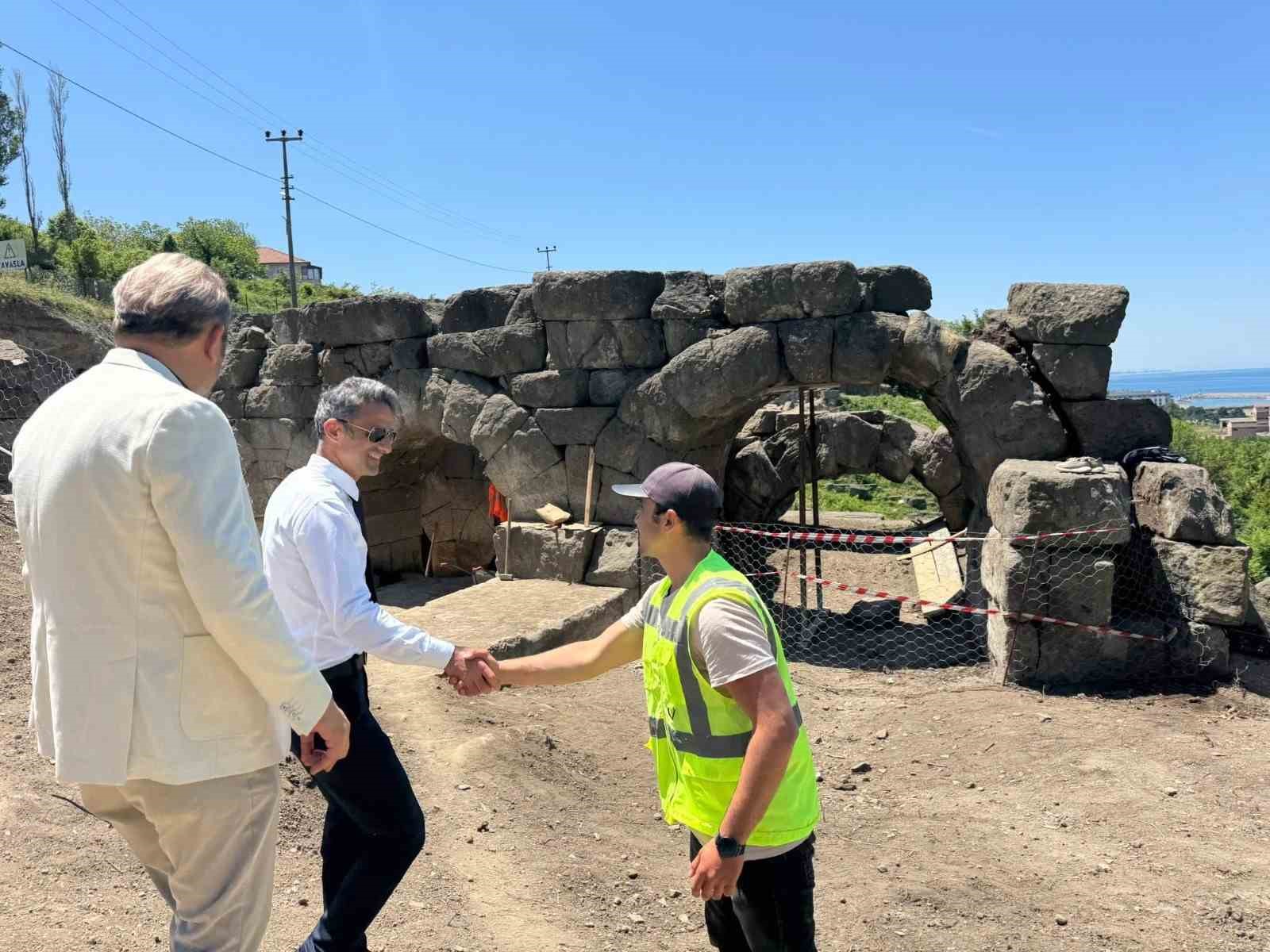 Tios Antik Kenti&rsquo;ndeki amfi tiyatroda kazı &ccedil;alışmaları devam ediyor
