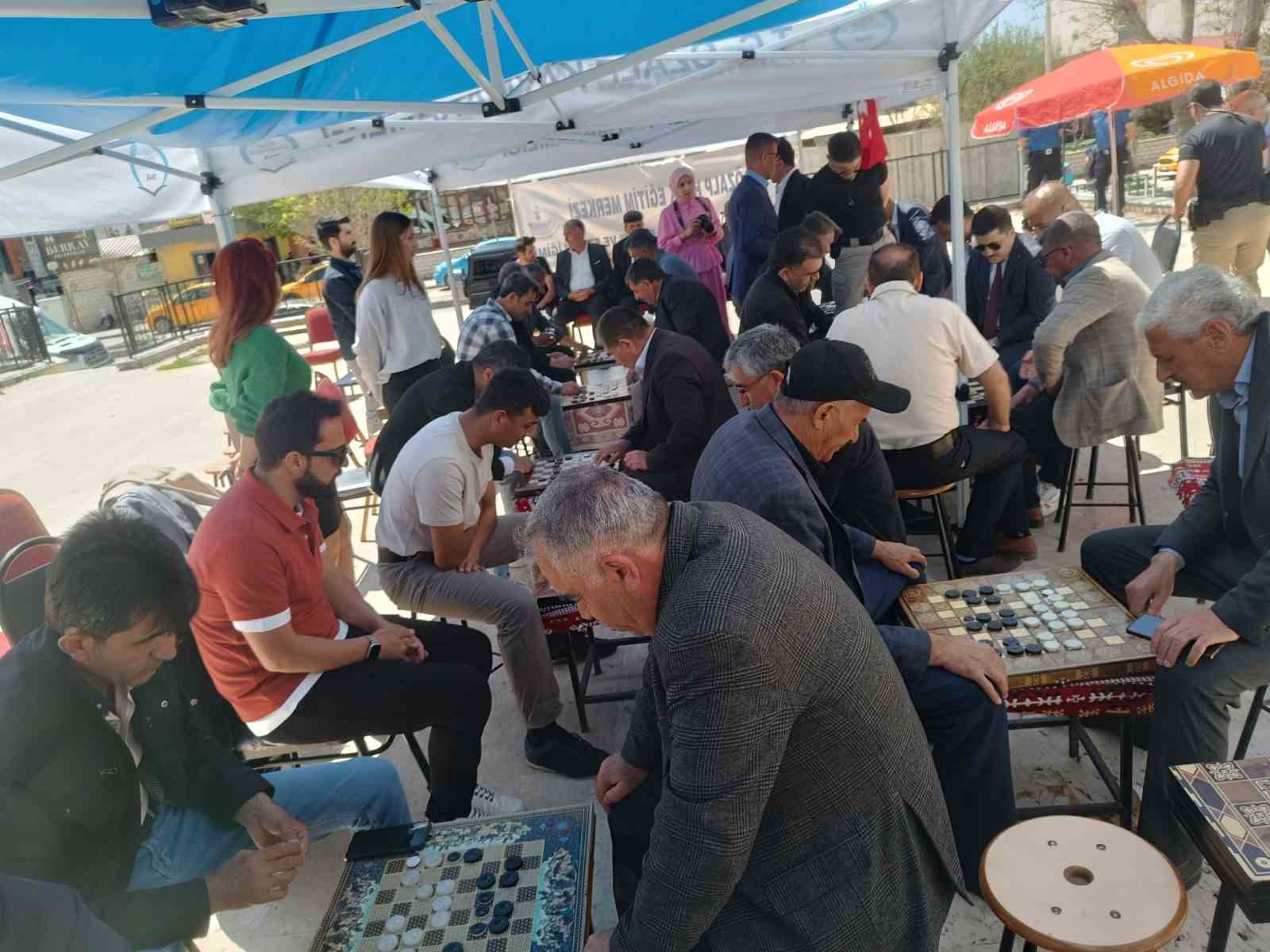 &Ouml;zalp&rsquo;te &lsquo;Dama Turnuvası&rsquo; başladı
