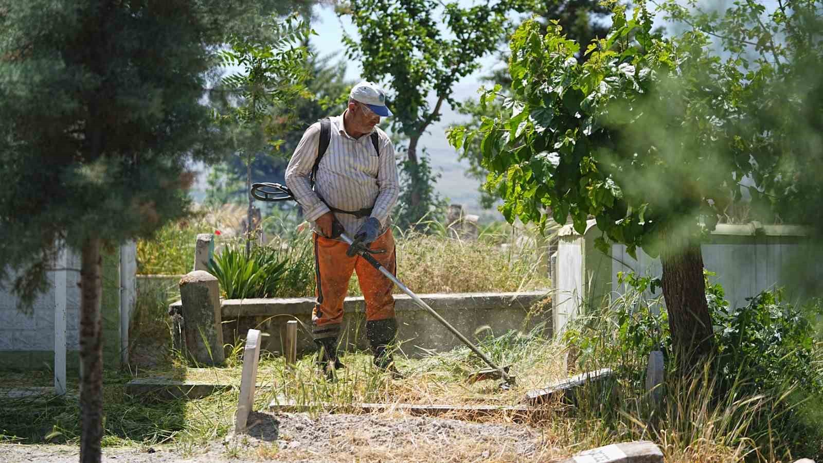 Battalgazi Belediyesi’nden mezarlıklarda bayram temizliği