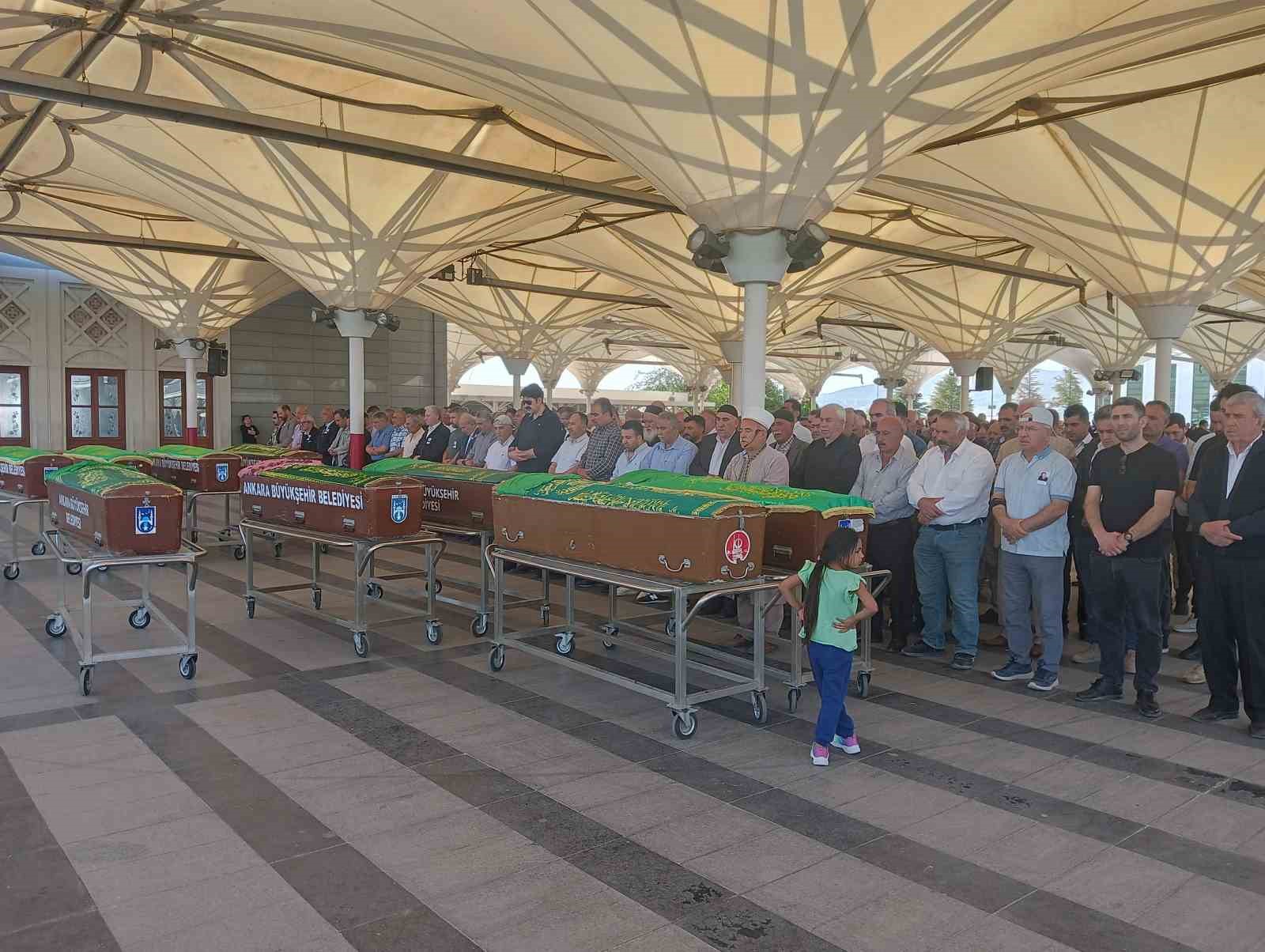 Ankara’da başından vurulmuş halde ölü bulunan kız çocuğu son yolculuğuna uğurlandı