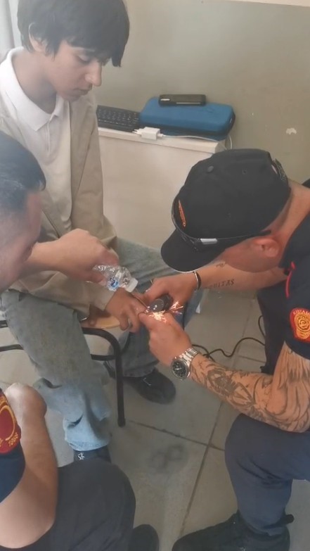 Öğrencinin parmağına sıkışan yüzüğü itfaiye ekipleri keserek çıkardı