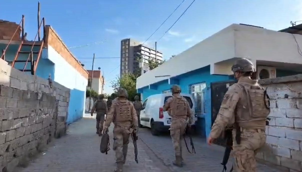 Diyarbakır&rsquo;da jandarmadan "Daltonlar" &ccedil;etesine operasyonda 3 g&ouml;zaltı
