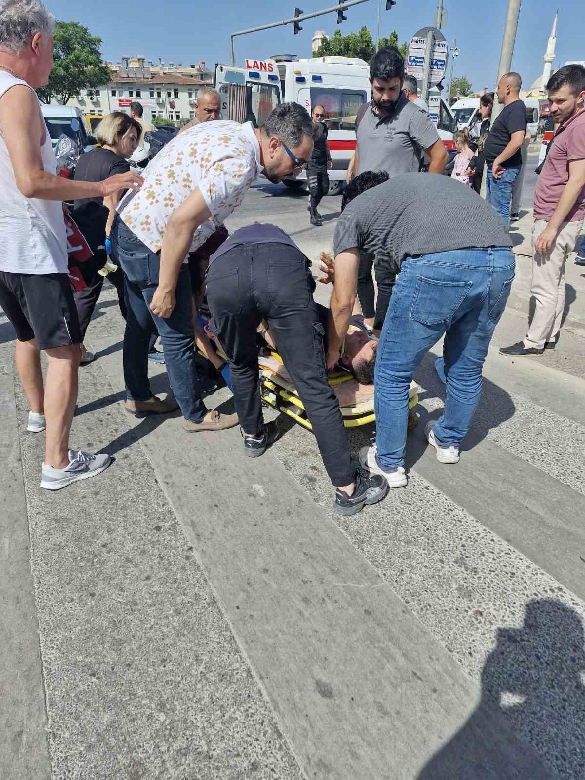 Otomobil ile Yunus polis ekibinin karıştığı kazada 1 polis memuru yaralandı
