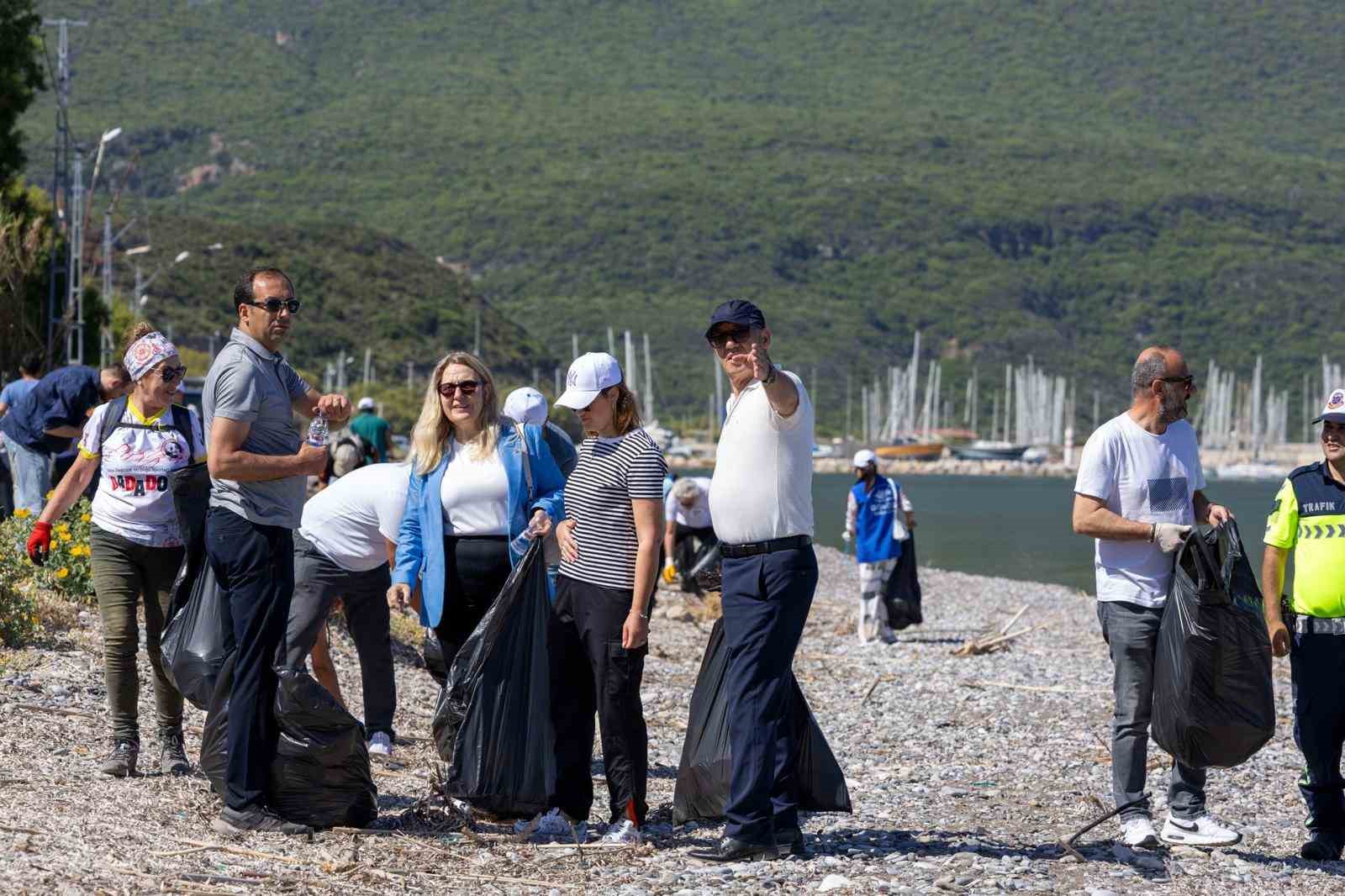 Datça’da gönüllüler çevre temizliği yaptı, 2 ton çöp toplandı