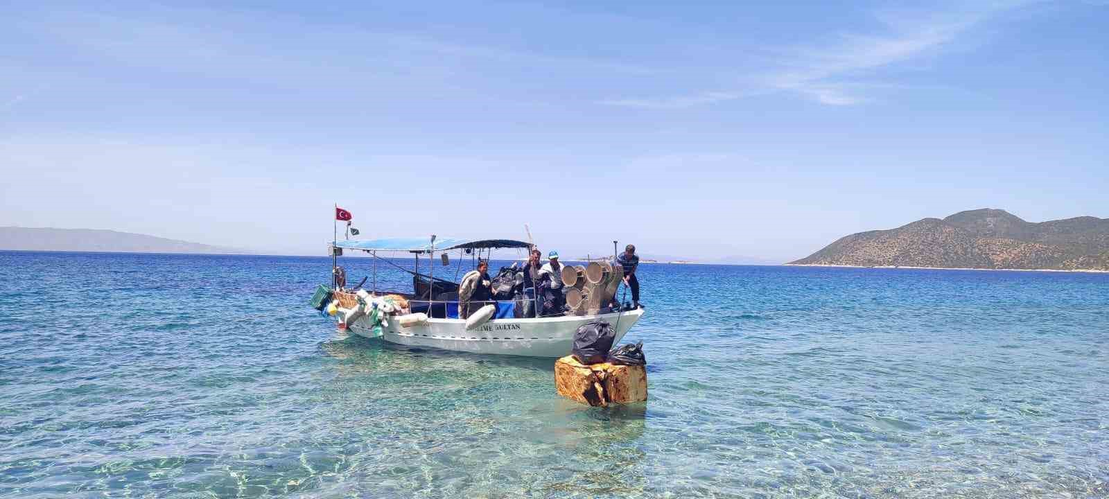 Datça’da gönüllüler çevre temizliği yaptı, 2 ton çöp toplandı
