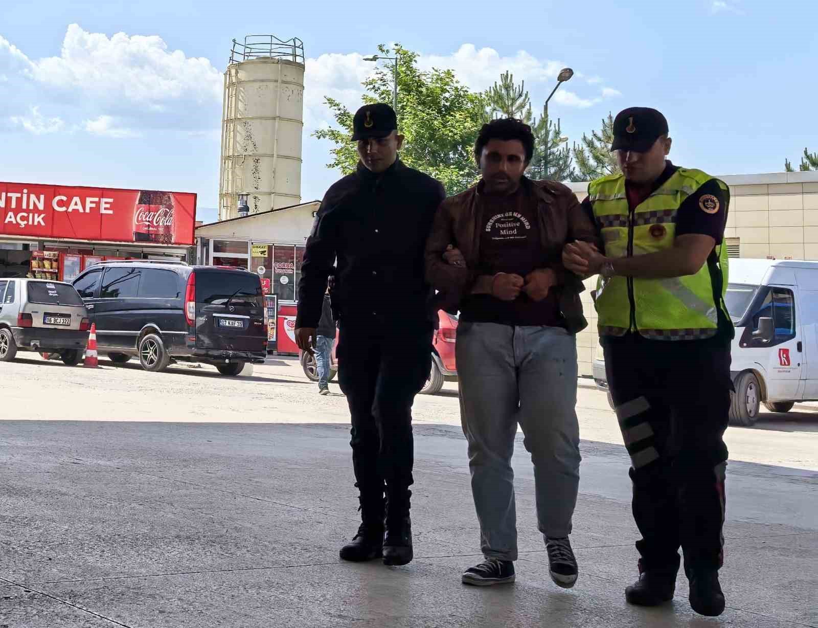 Jandarmaya ekiplerine saldıran genç tutuklandı