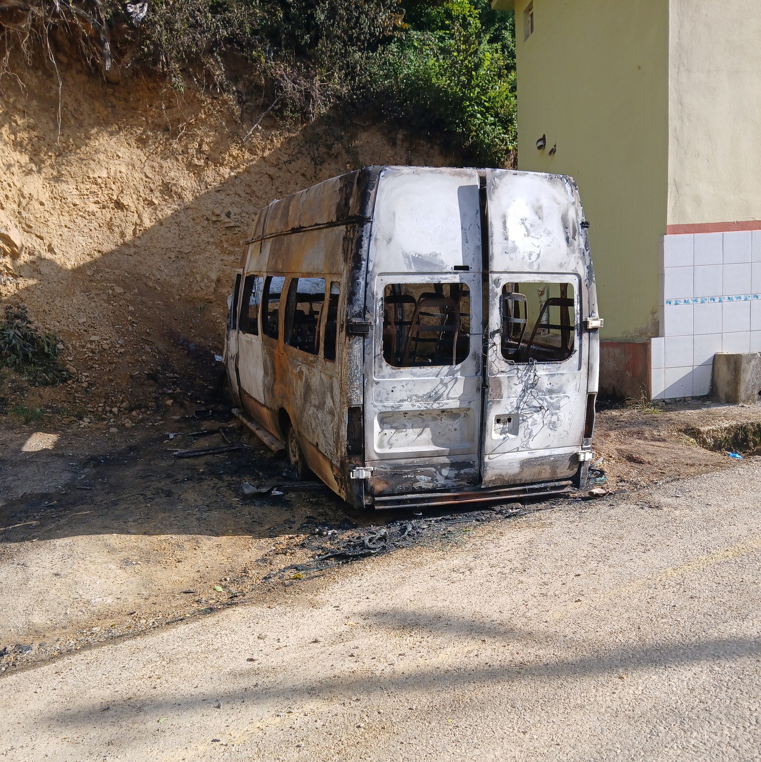 Park halindeki minib&uuml;s alev alev yandı
