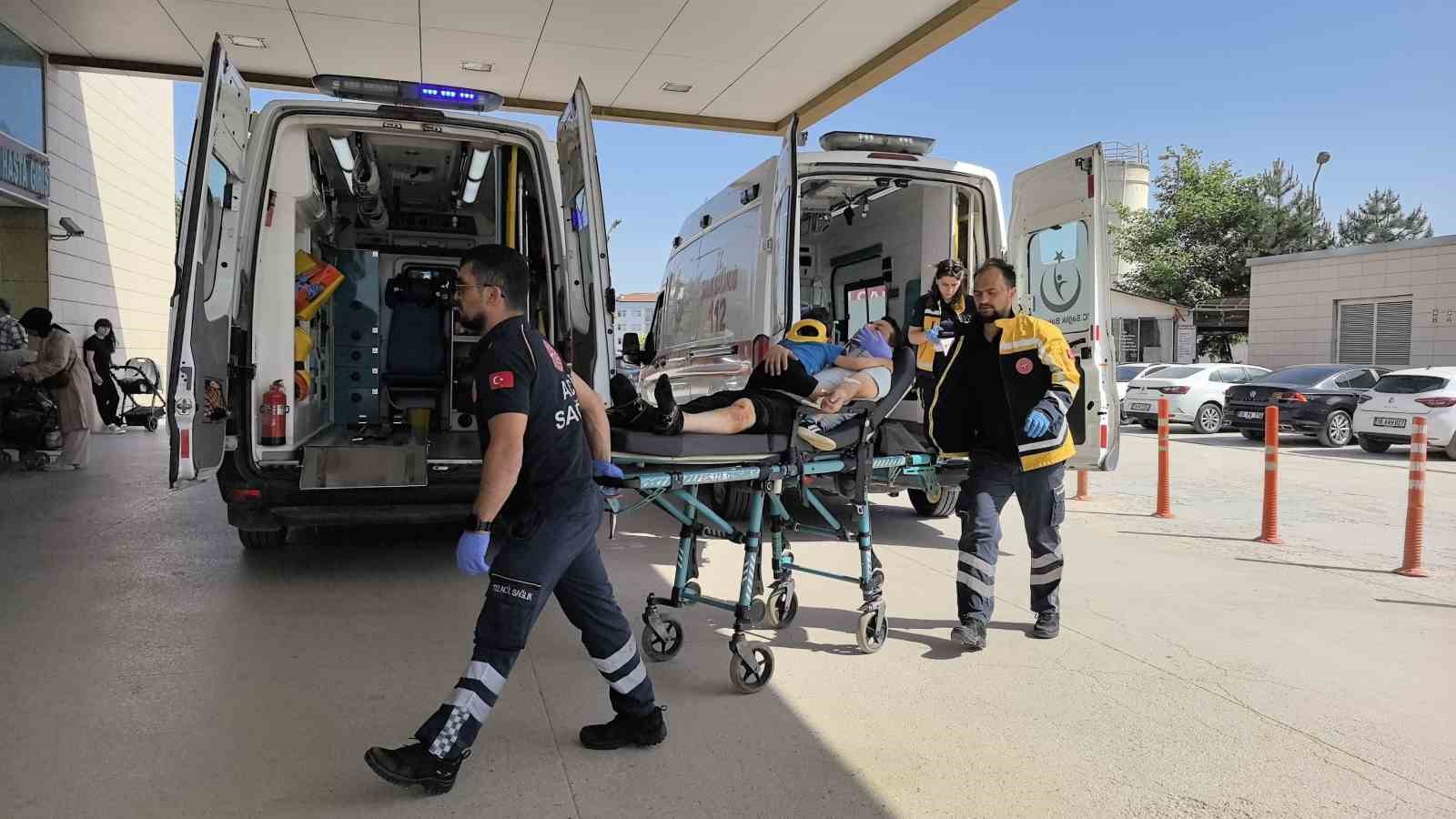 Kazada yaralanan &ccedil;ocuğu eldivenden yaptıkları balonla oyaladılar
