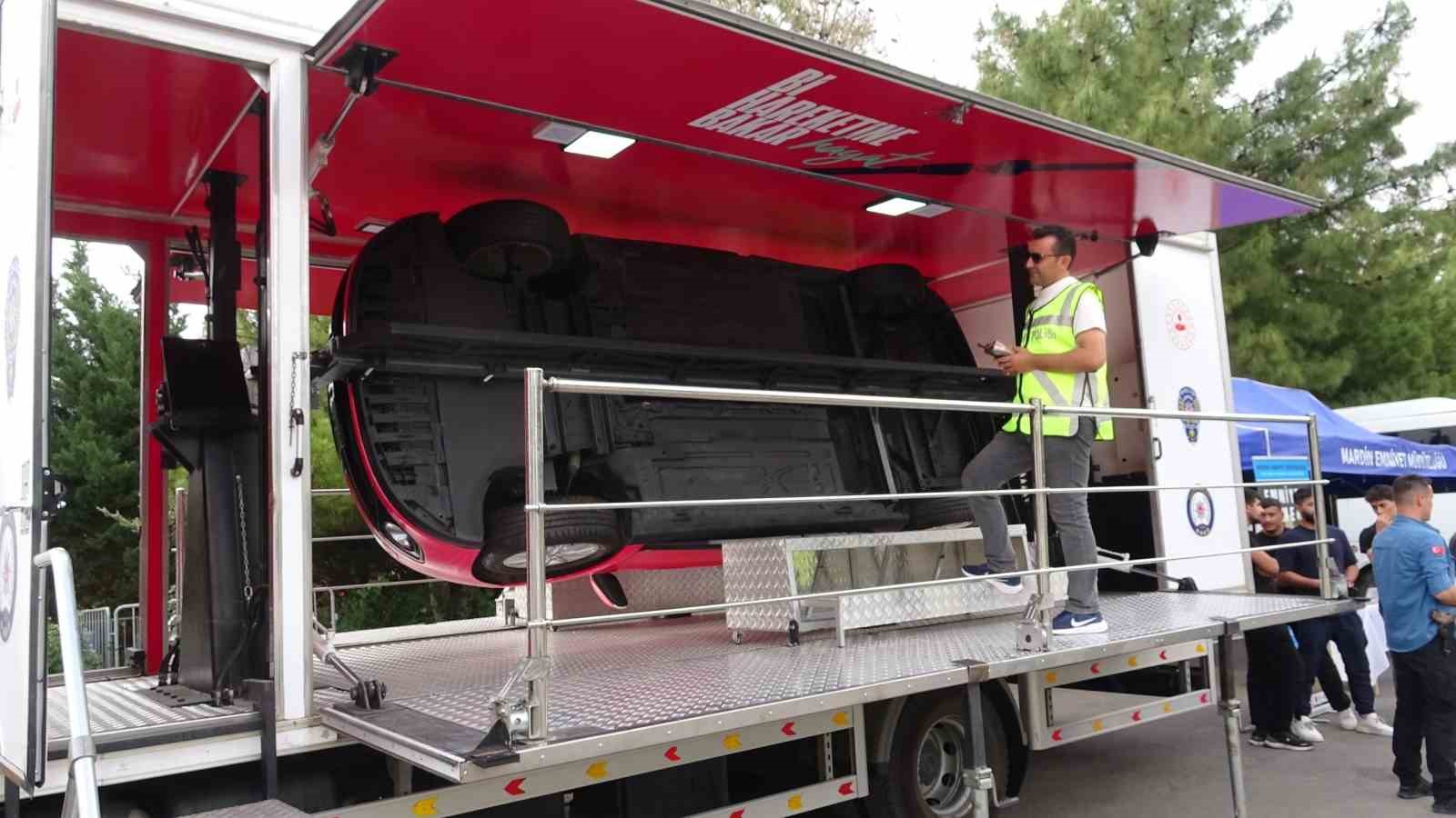 Mardin&rsquo;de sim&uuml;lasyon aracıyla emniyet kemerinin &ouml;nemi anlatıldı
