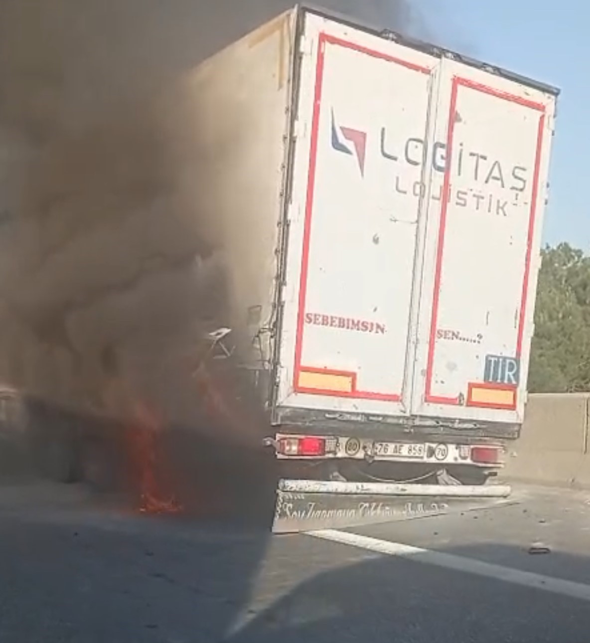 Otoyolda kaju y&uuml;kl&uuml; tırda yangın
