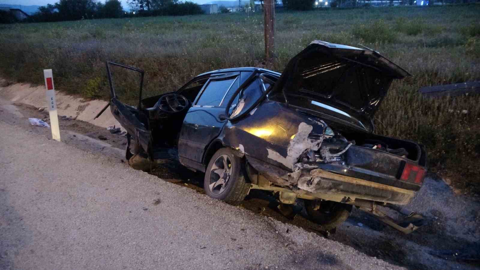 Virajı alamayan Tofaş otomobil ref&uuml;je &ccedil;arptı: 2 yaralı
