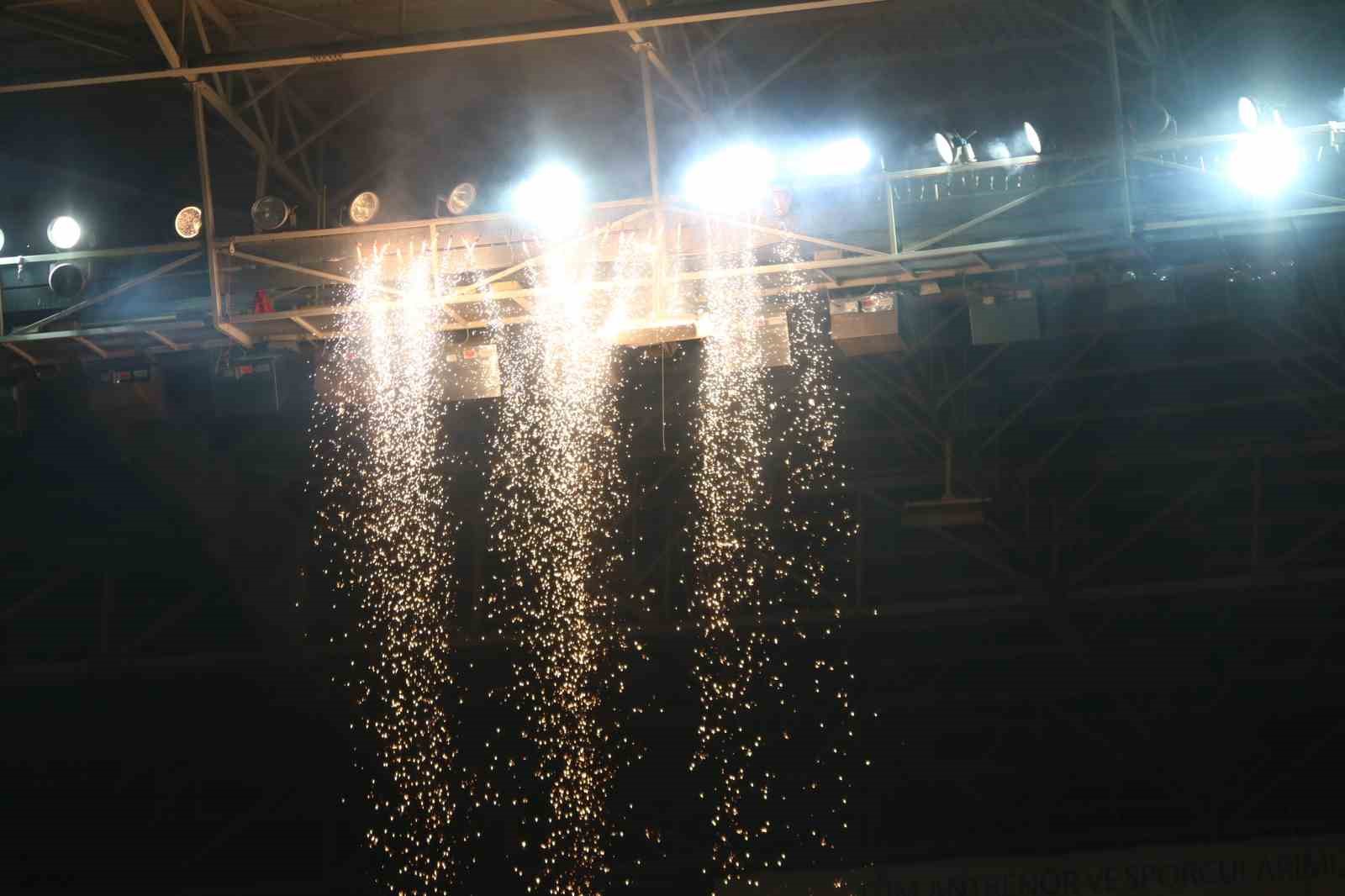 ’Şampiyonluk Gecesi’ kutlamalarında taraftar kıvılcımlar içinde kaldı