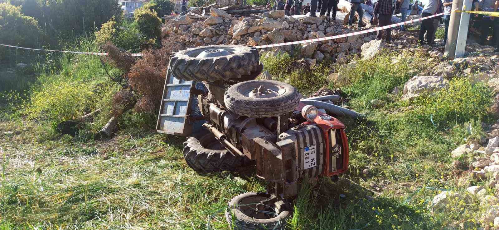 Devrilen traktörün altında kalan 11 yaşındaki çocuk öldü, 4 kişi yaralandı
