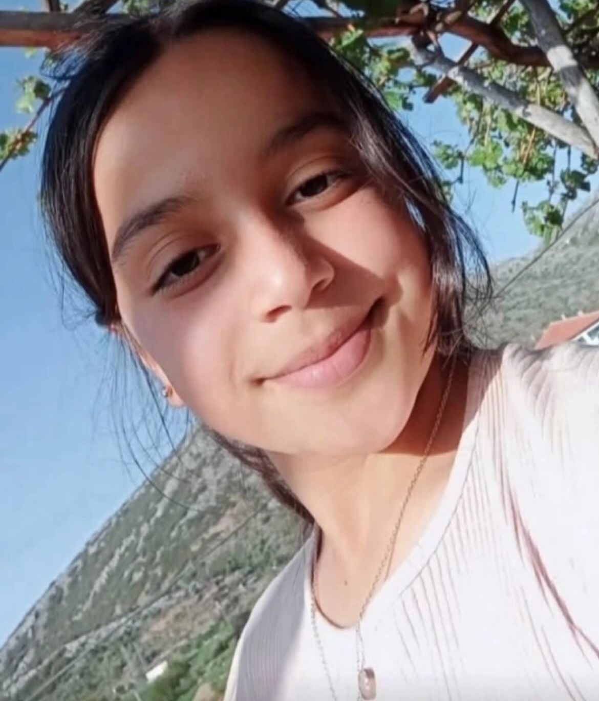 Devrilen trakt&ouml;r&uuml;n altında kalan 11 yaşındaki &ccedil;ocuk &ouml;ld&uuml;, 4 kişi yaralandı
