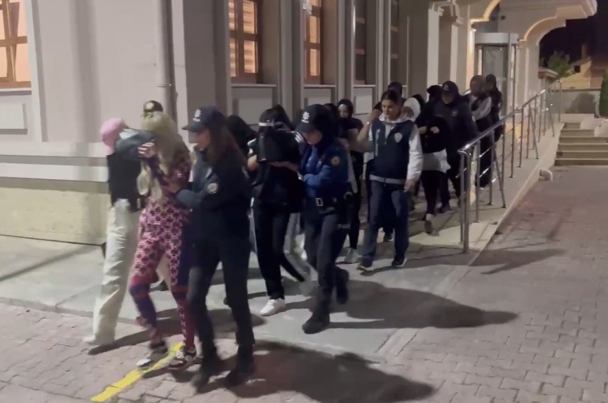 Konya’da ’Şah-Mat’ operasyonu: 21 tutuklama, 74 mağdur kurtarıldı