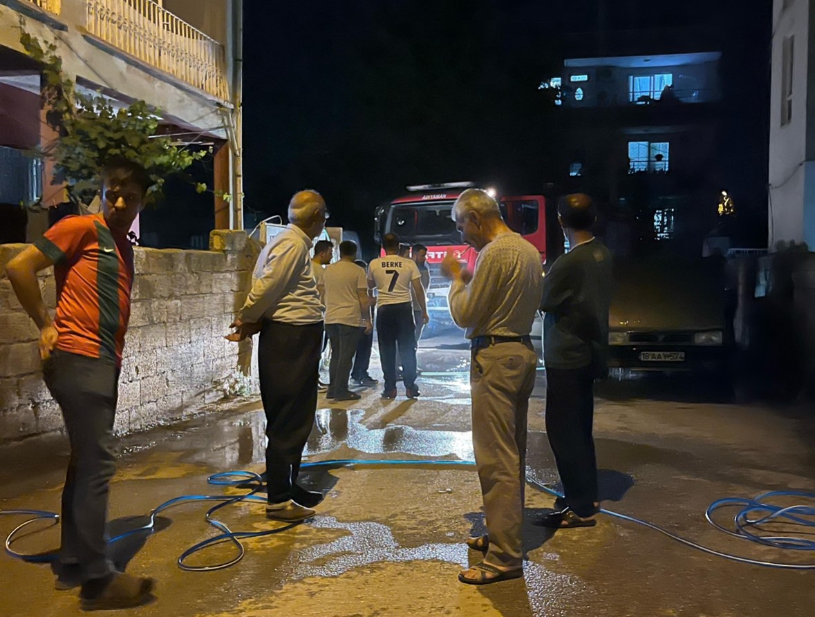 Park halindeki otomobil alev aldı
