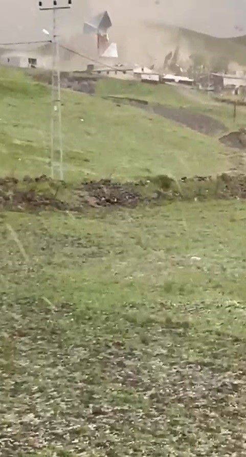 Kars’ta şiddetli rüzgar çatıları uçurdu: Korku dolu anlar kamerada