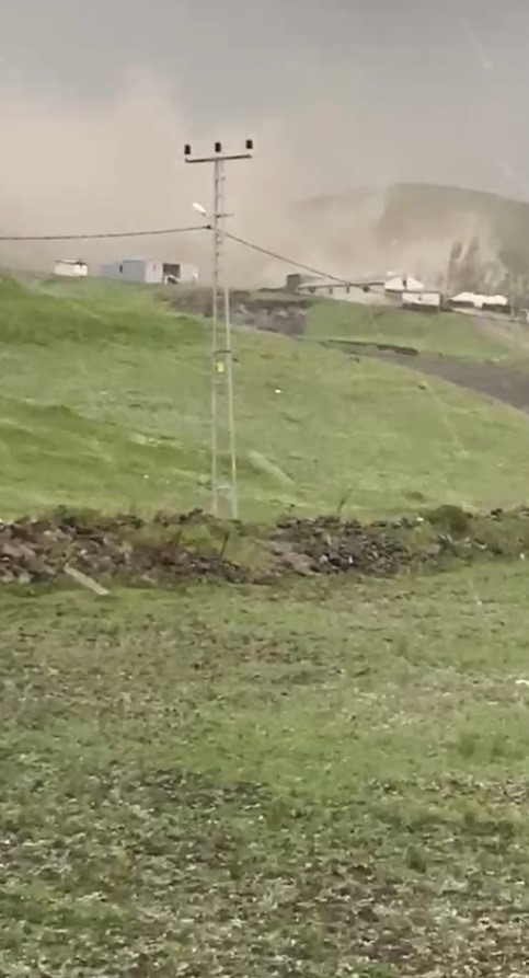 Kars’ta şiddetli rüzgar çatıları uçurdu: Korku dolu anlar kamerada