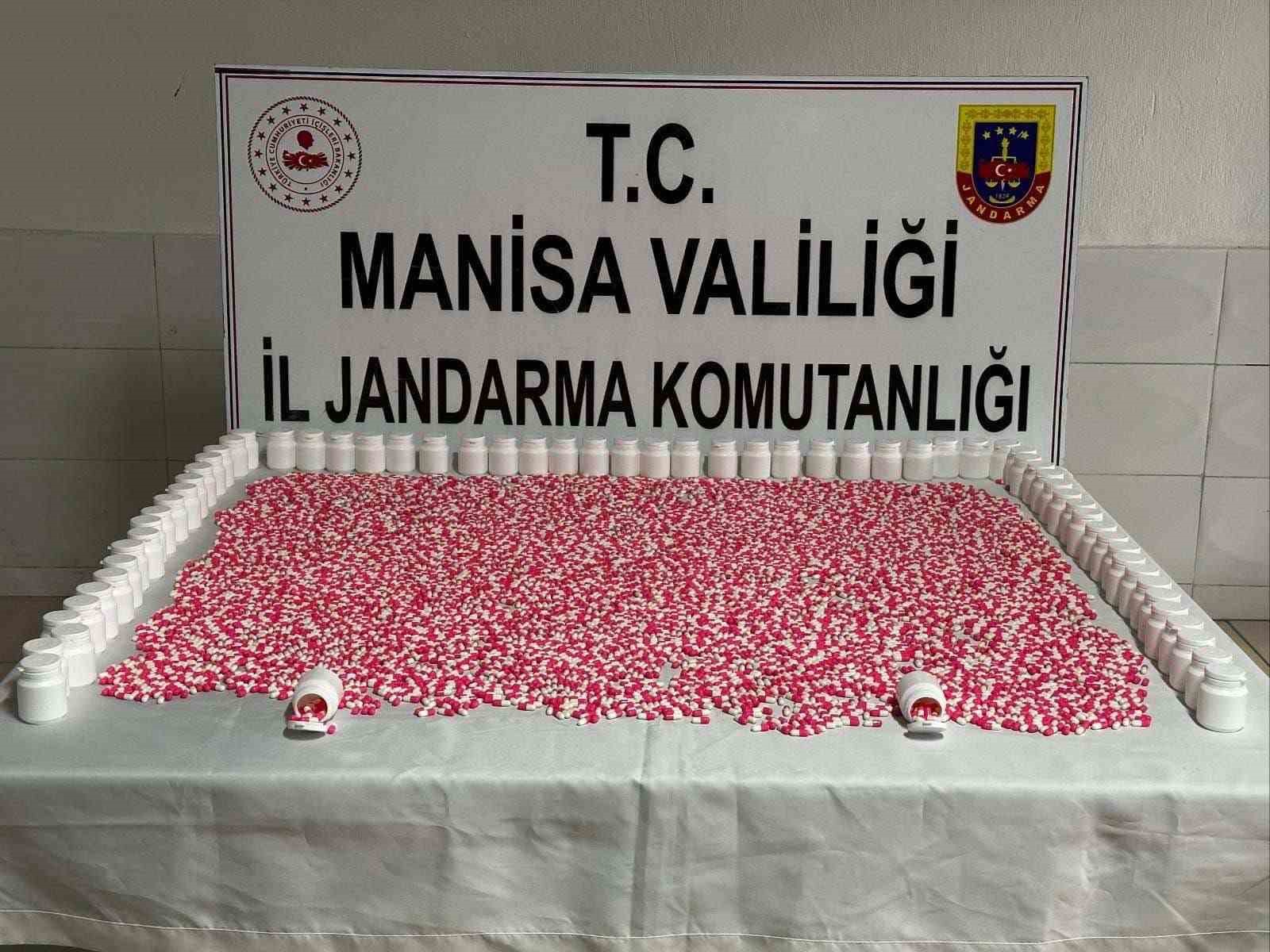 Ormanlık alanda saklanan uyuşturucuları jandarma buldu