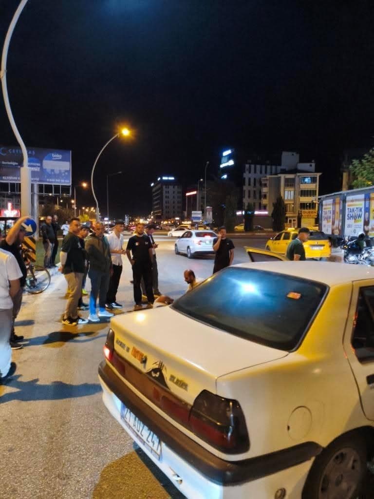 Elazığ’da 2 otomobil kafa kafaya çarpıştı: 2 yaralı
