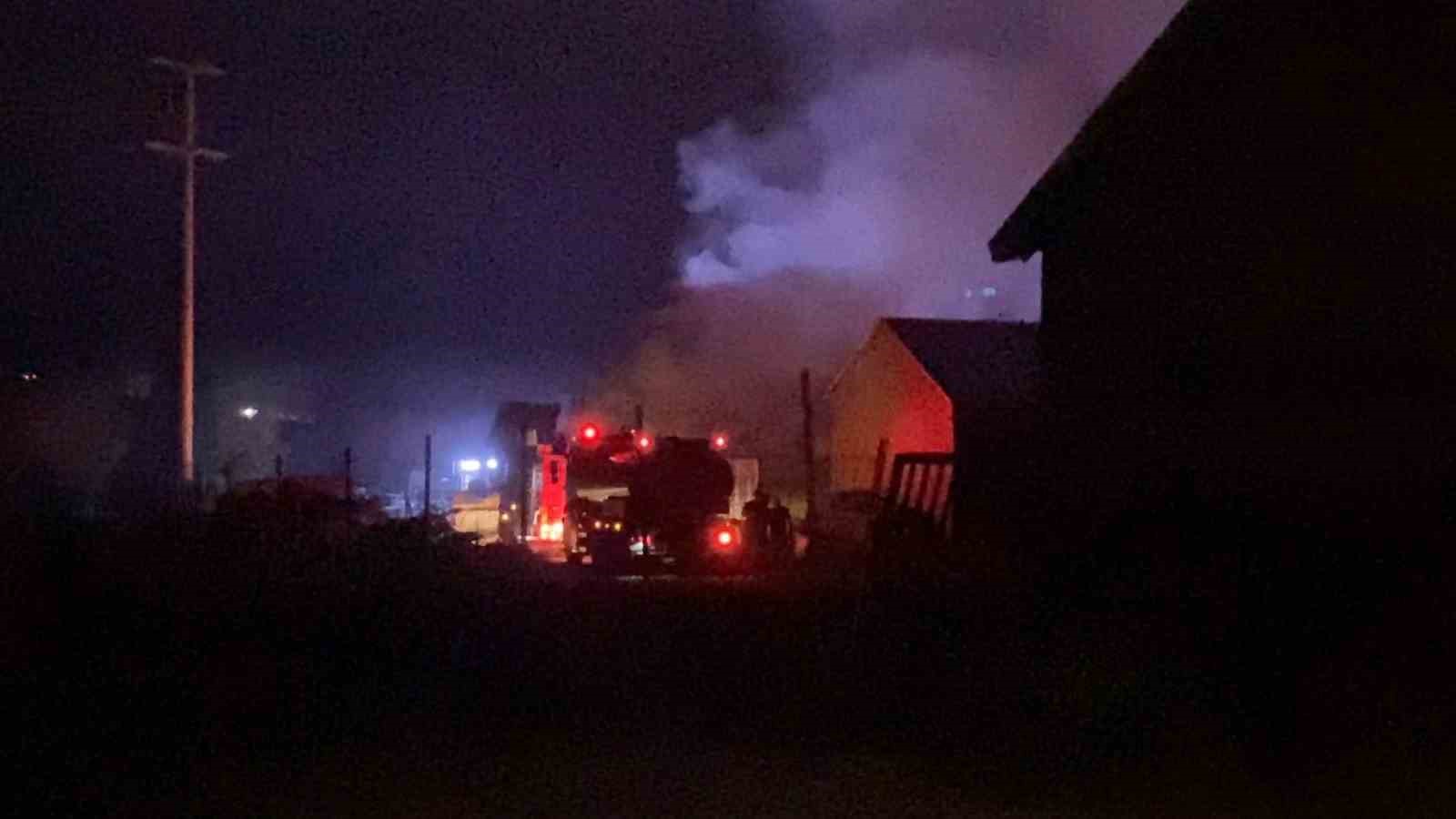 Mobilya imalathanesinde yangın paniği