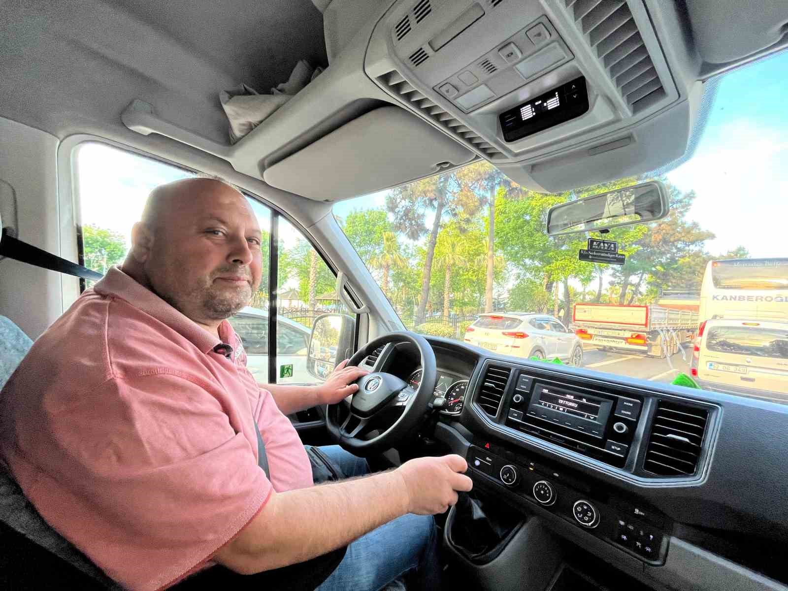 Gurbetten sıla yolu: Berlin&rsquo;de 16 yıl taksicilik yaptı, memleketine d&ouml;n&uuml;nce dolmuşun koltuğuna oturdu
