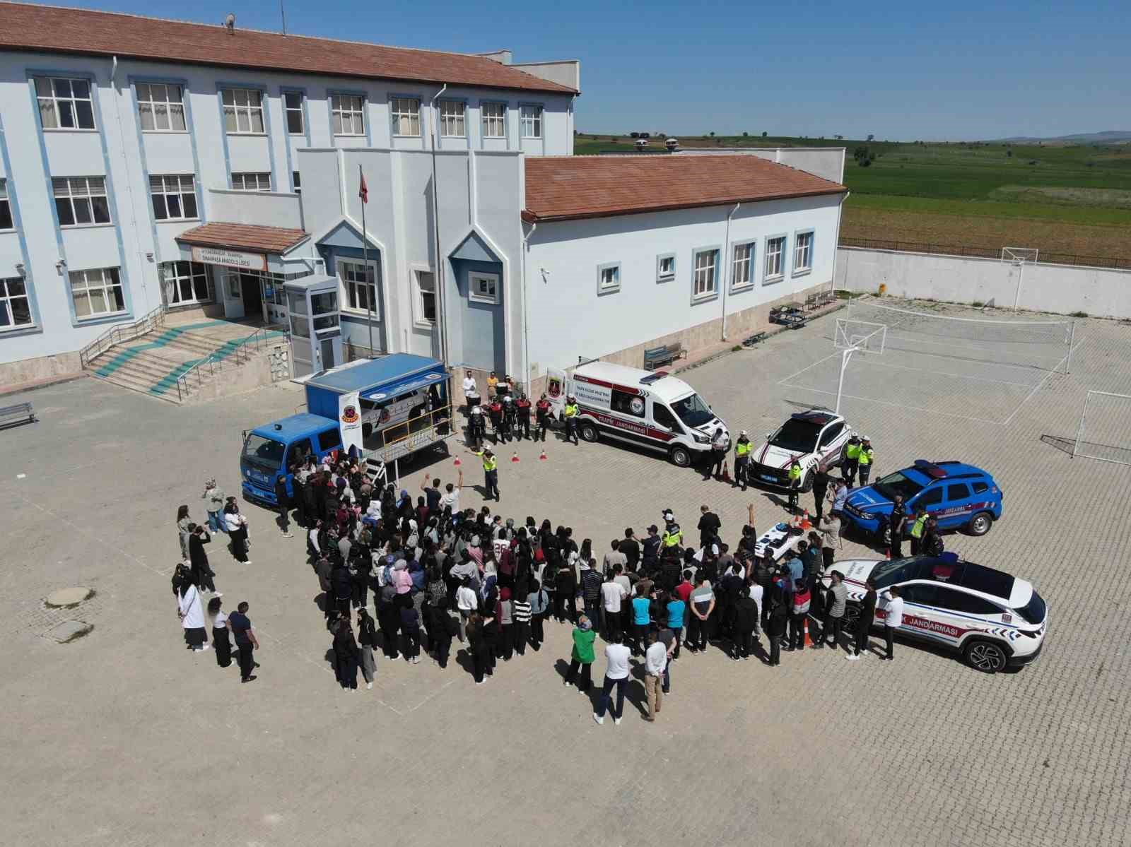 Jandarmadan &ouml;ğrencilere trafik g&uuml;venliği eğitimi
